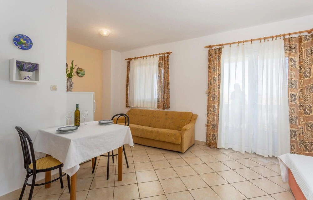 Beautiful Apartment in Rasopasno With Wifi