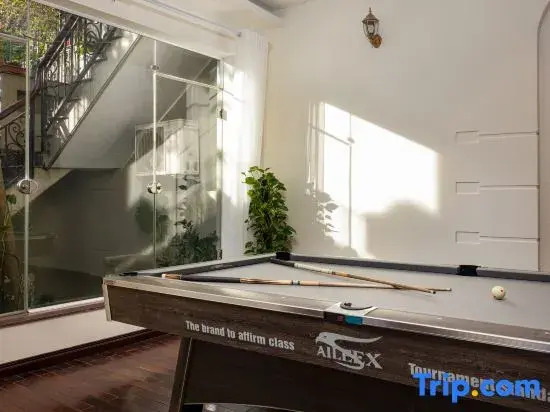 1000m2 Private Villa 32 An Duong Tay Ho