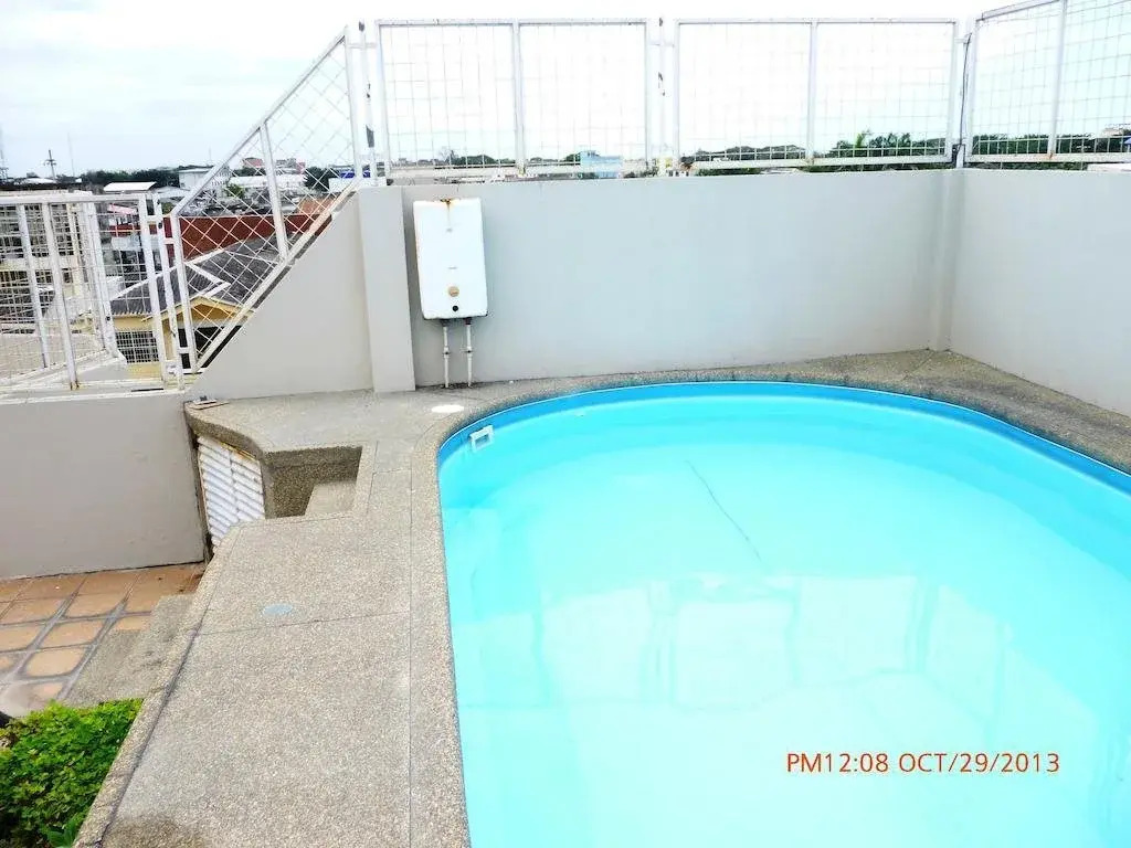 Roommates Suites