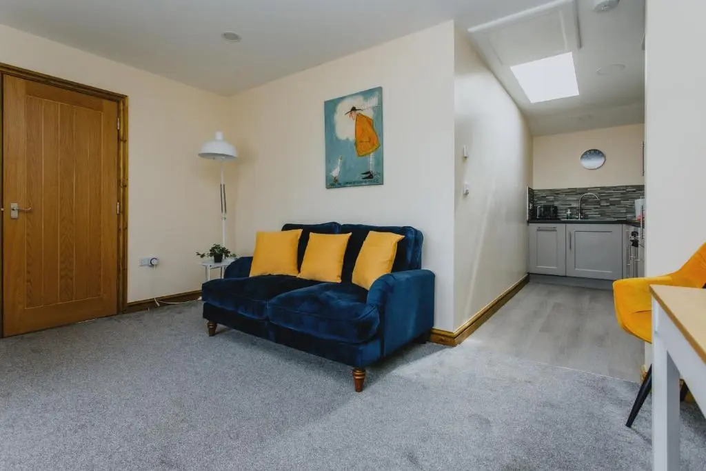 Spacious 2nd Floor Apartment - King Size Bed & Free Parking