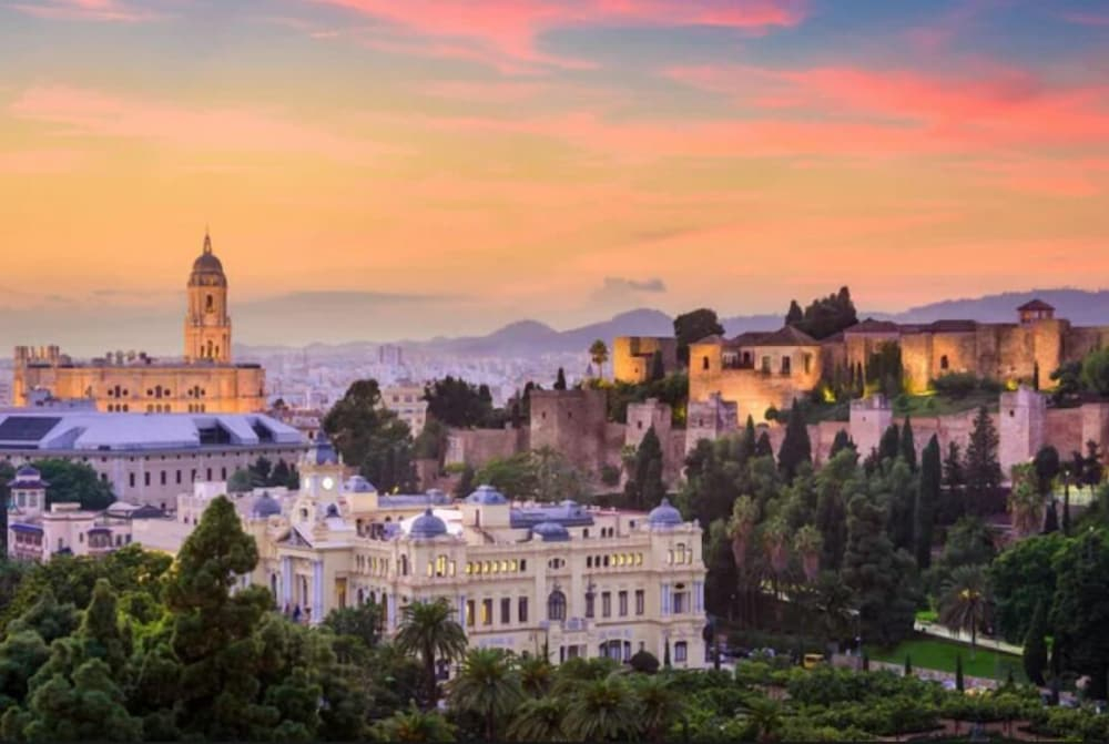 Golondrinas de Malaga "Apartamentos con mucho Arte" y terraza solarium en coliving