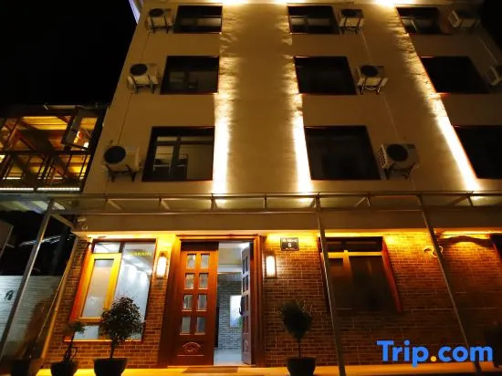Floral Hotel · Mountain Whisper Hotel（Shennongjia Wooden fish store）