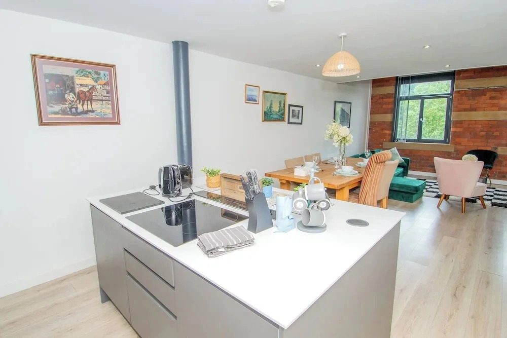 Charming 2-bedroom Apartment in Bradford With City Views
