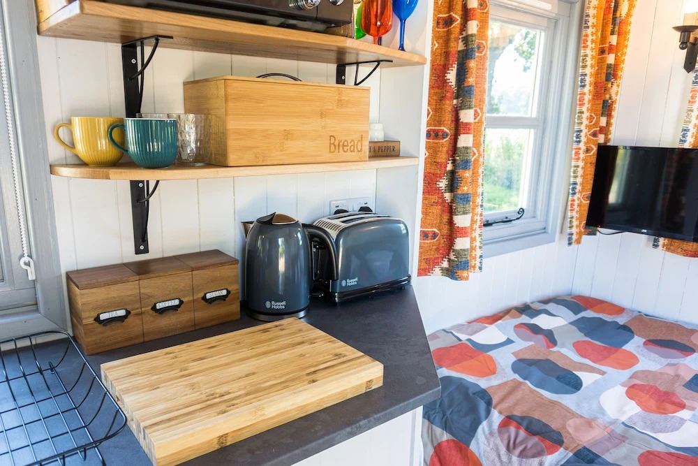 The Hideaway Hut - 1 Bed Shepherds Hut - Hereford