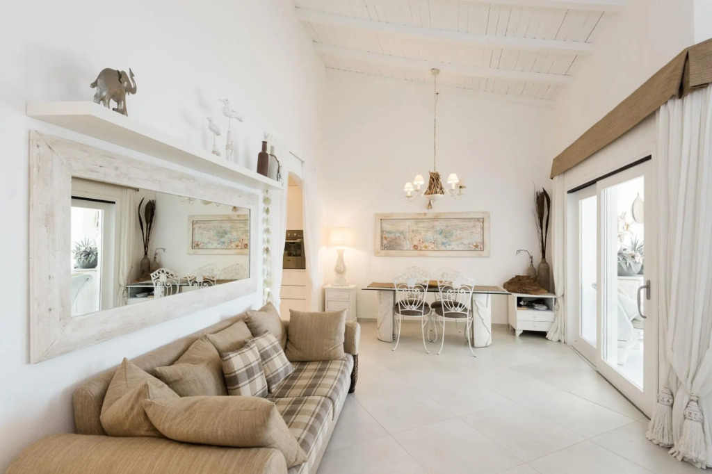 The apartment is located in the first row and directly overlooks the sea, being on the first floor a-S'Abba 81
