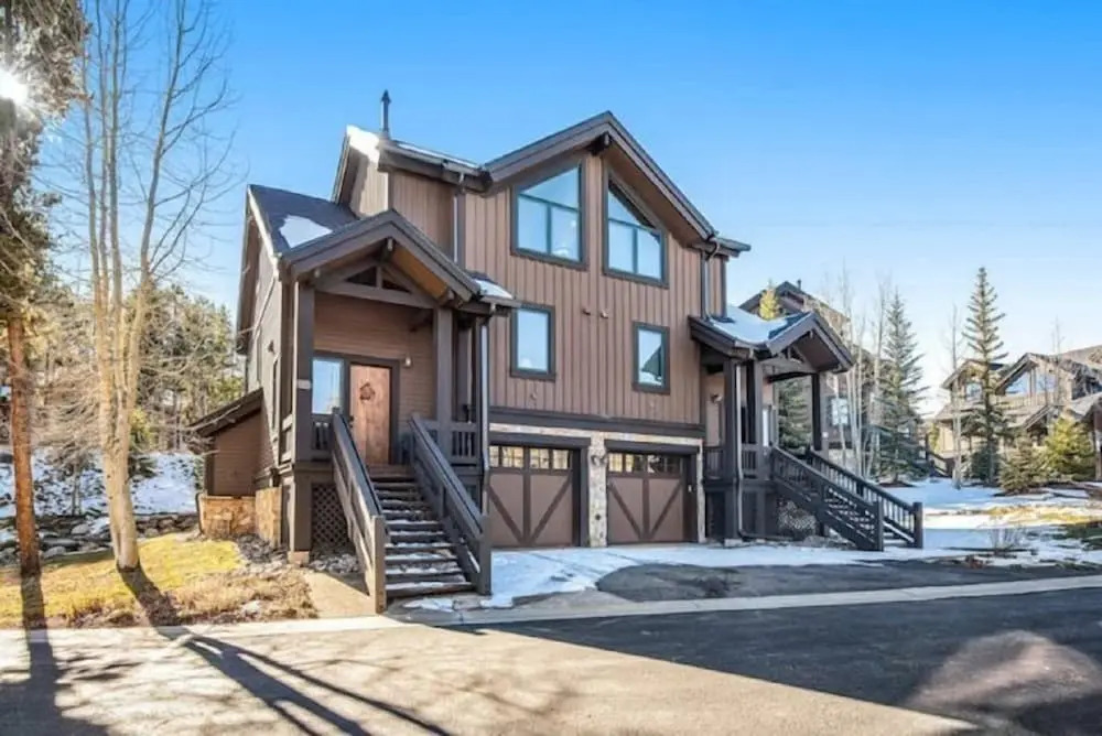 Stylish and Spacious 3-bedroom Townhome Adjacent to Snowflake Lift, With Private hot tub