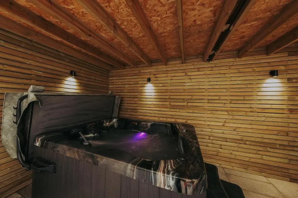 Clifton 32 - Garden Flat with Hot Tub - Hopewell