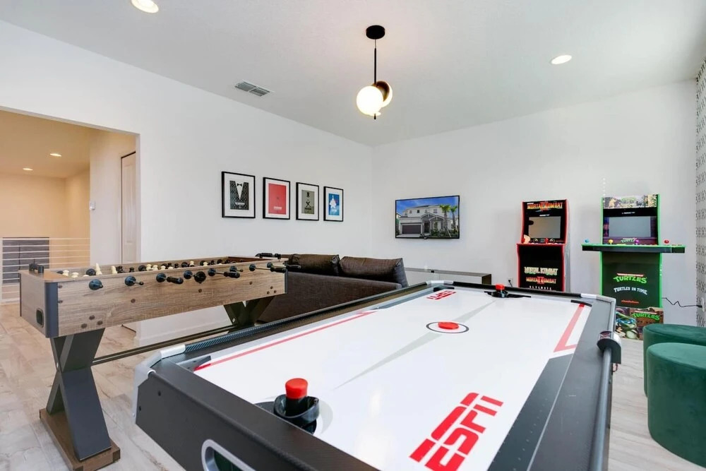 6BR Luxury Home - Private Pool Hot Tub and BBQ