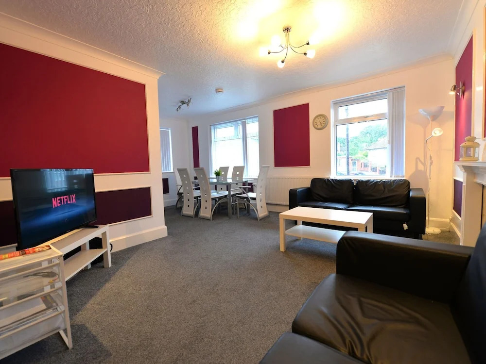 Centrally-located Apartment in Coventry With Netflix