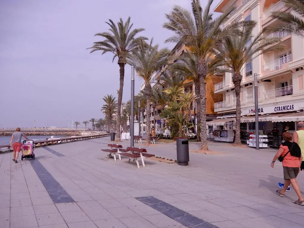 Edificio 1º línea de playa, en paseo marítimo de Torrevieja, Alicante, Costa Blanca