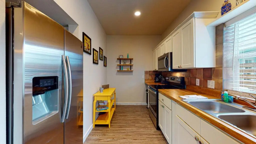 MC05 Upscale Condo, Shared Pool, Close to Beach
