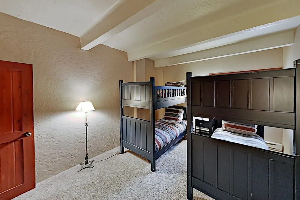 15tru5ai 3 Bedroom Condo