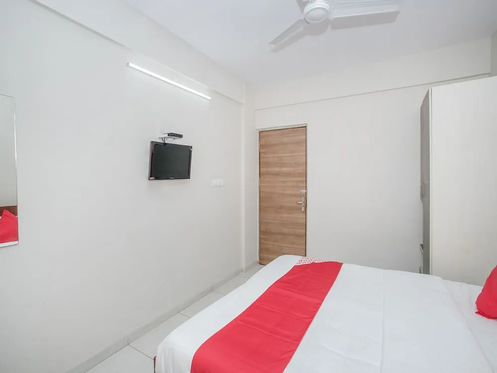OYO 13523 Hotel Luxor The Budget Inn