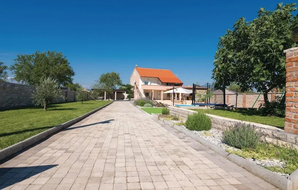 Awesome Home in Gorica With Wifi and 5 Bedrooms