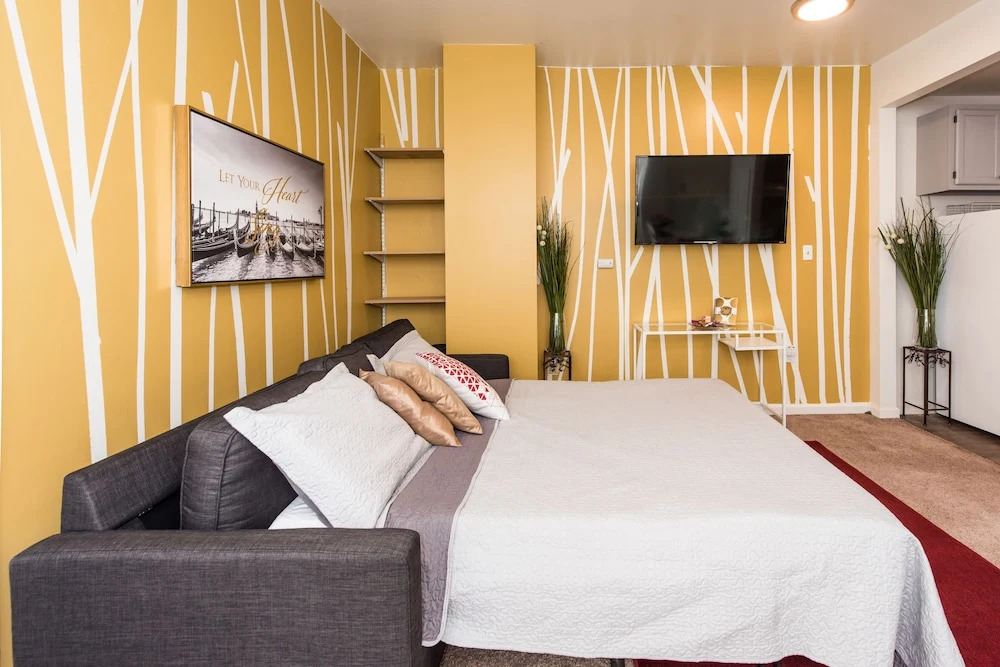 CH2 & CH3 - Fully Furnished Spacious Oasis Dog-friendly 2BR Capitol Hill