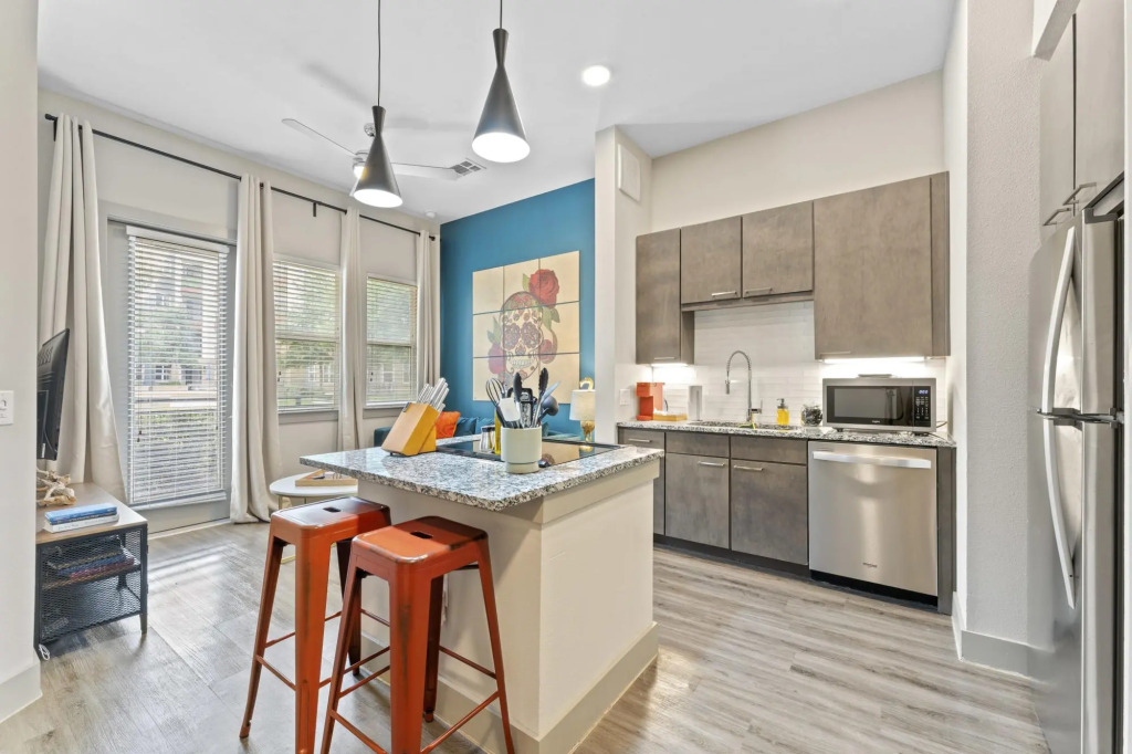 Modern & Chic 1BR Luxury Apts Close to Downtown & Airport
