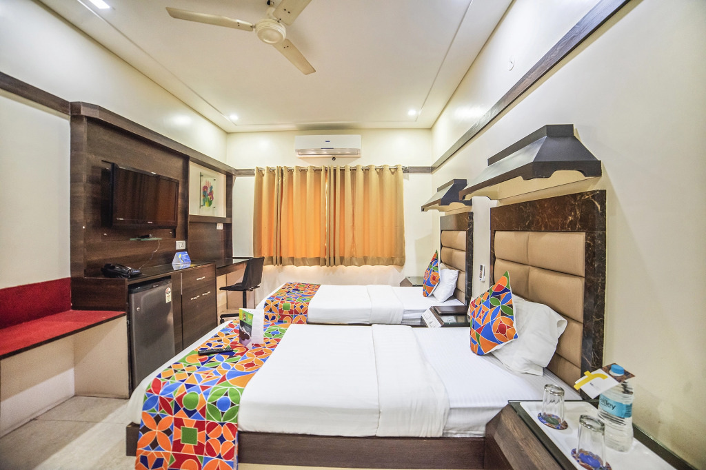 Fabhotel Santoor - Geeta Bhawan Square