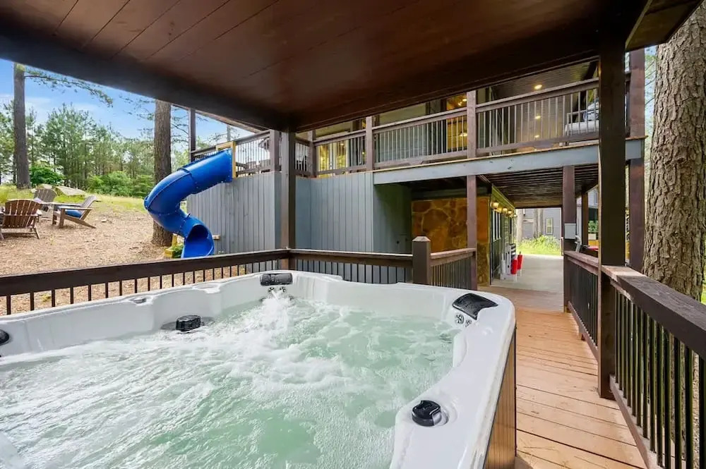Family-friendly Broken Bow Cabin w spa Game Room