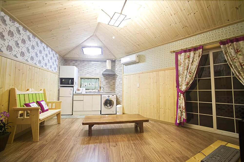 Muju Crayon Pension