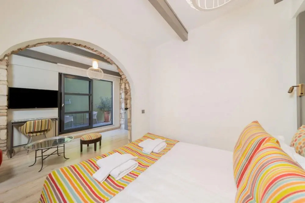 Cozy Studio Hotel Room Near Hadrian s Gate