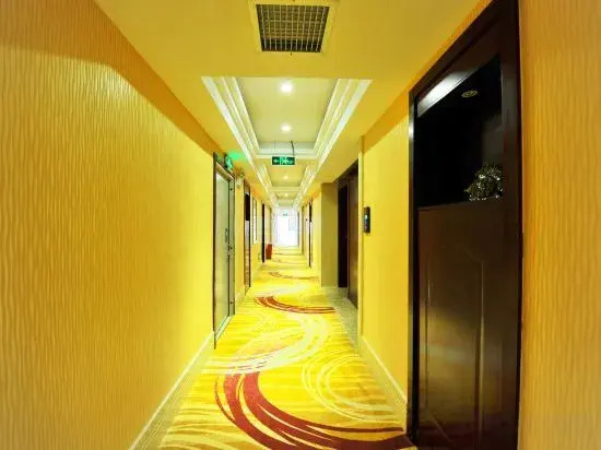 Chuxiong Xinlu Cloud Hotel