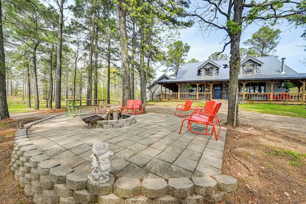 Broken Bow Cabin w/ Hot Tub & Fishing On-site!
