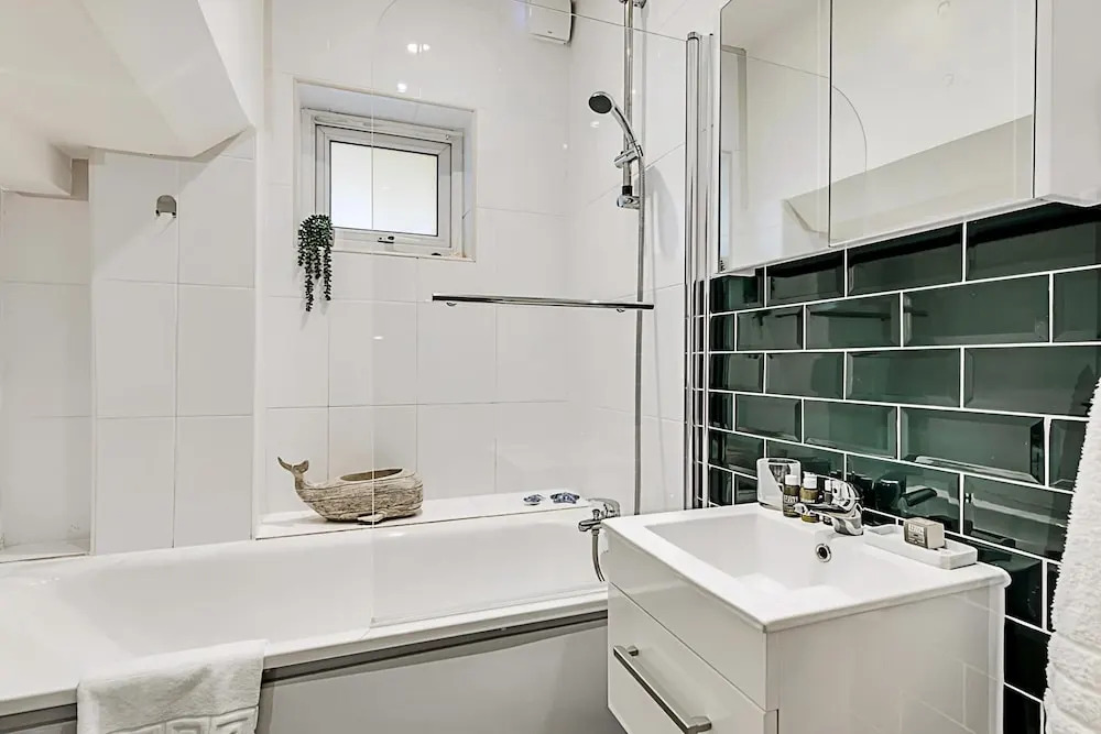 Modern Comfort Two Bedroom Gem on the Rye