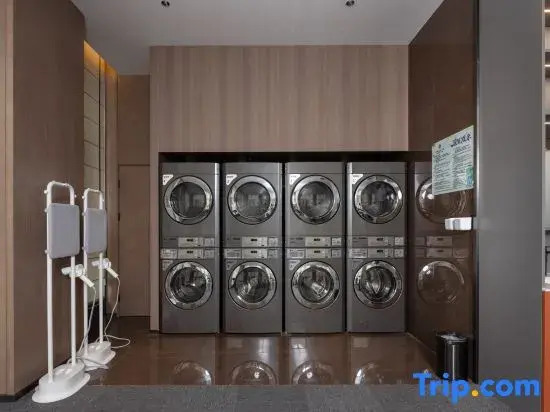 Jinglong International Hotel (Zhangye West Railway Station Aegean Sea Shopping Center)