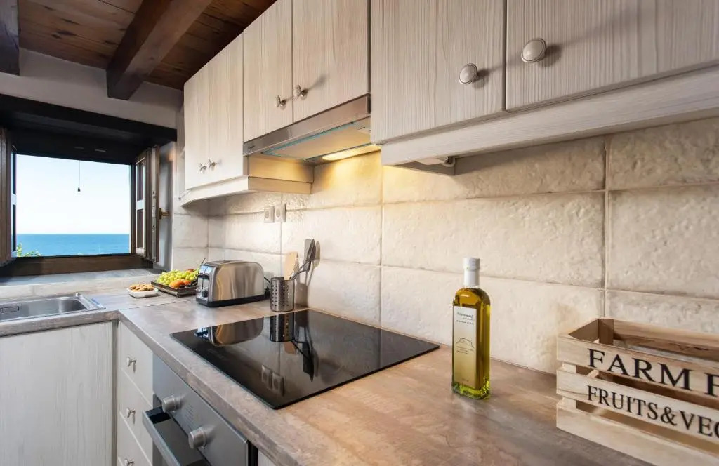 Myrsinis Castle House - Comfortable Residence with Large Balcony & Sea View