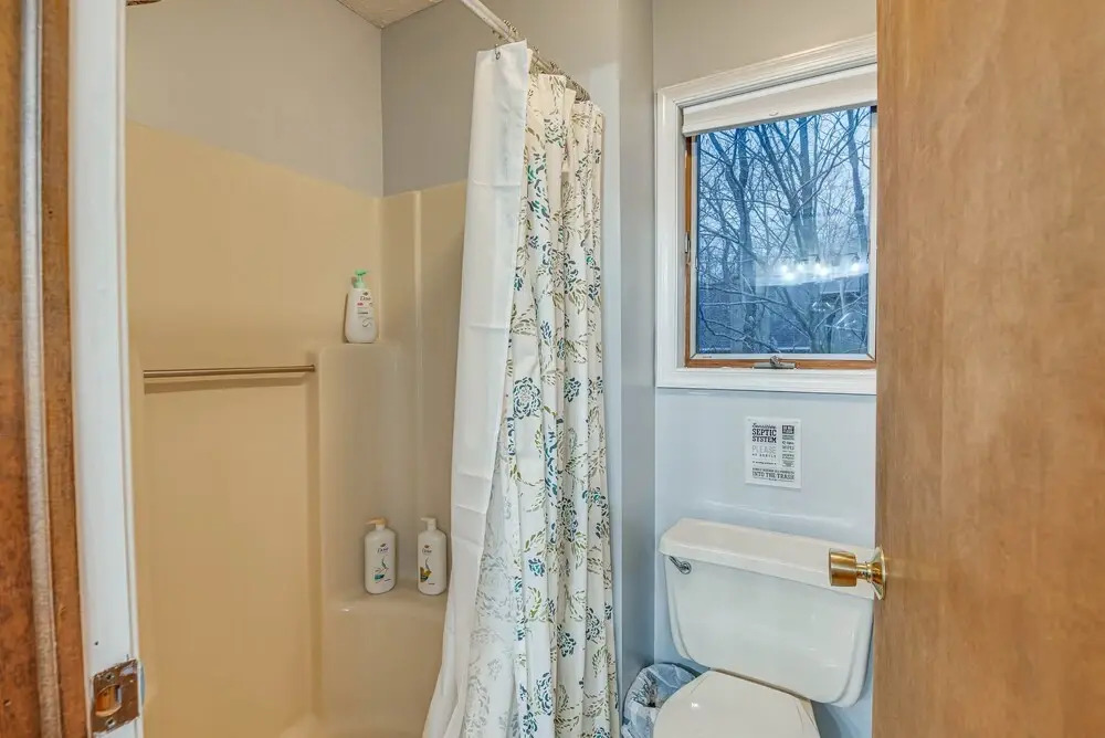 Eco-friendly Poconos Cabin w/ EV Charger!