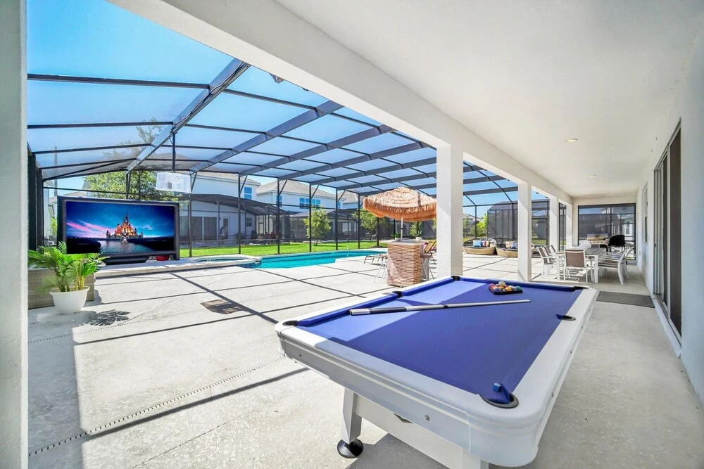 15br Mansion w Private Pool BBQ and Netflix