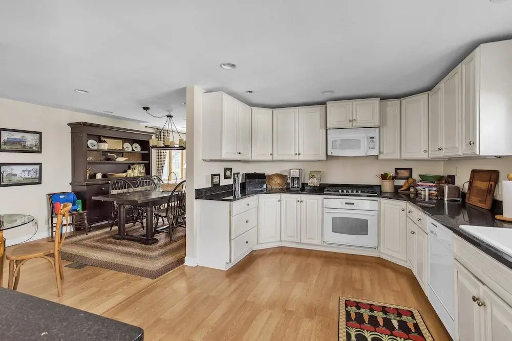 Home Port - Spacious Retreat In Prime Location 4 Bedroom Home