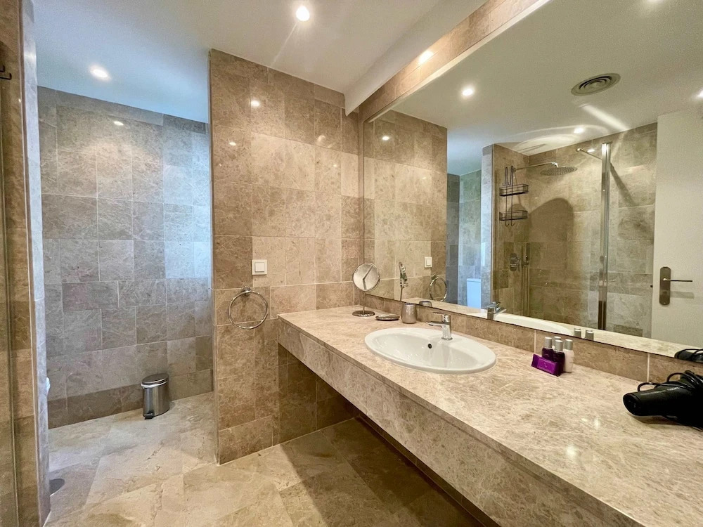 Modern 3 Bedroom Pool Access Apartment F-7