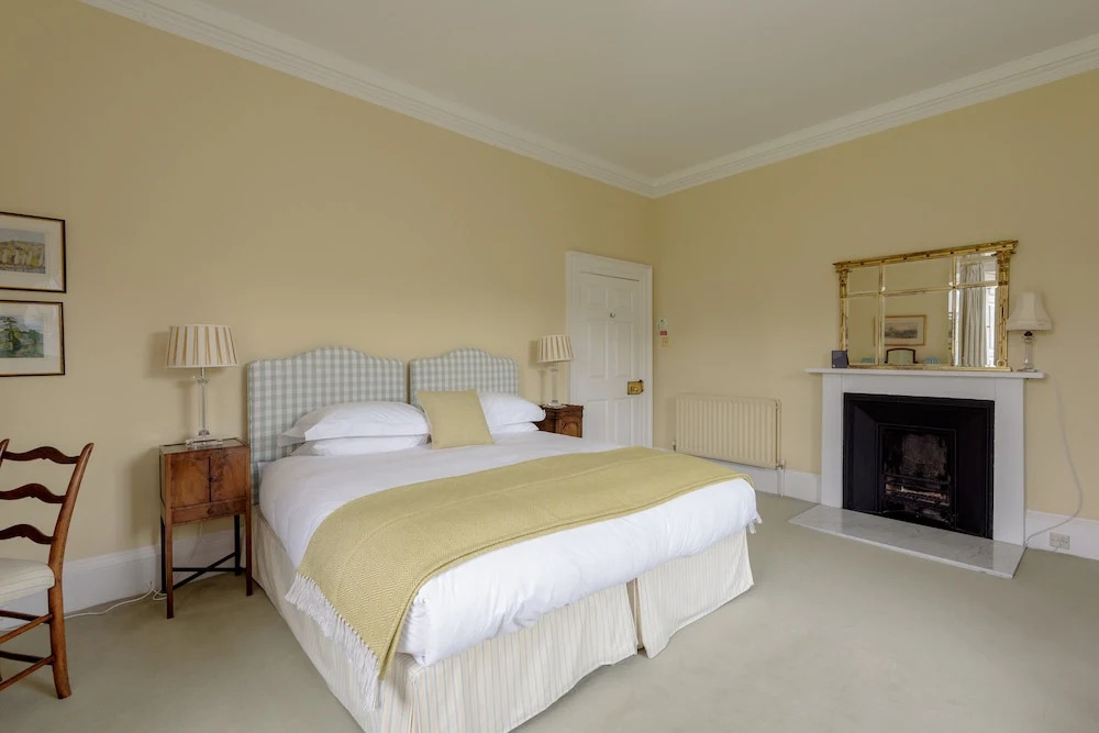 JOIVY Gilmerton House - Historic Scottish Mansion