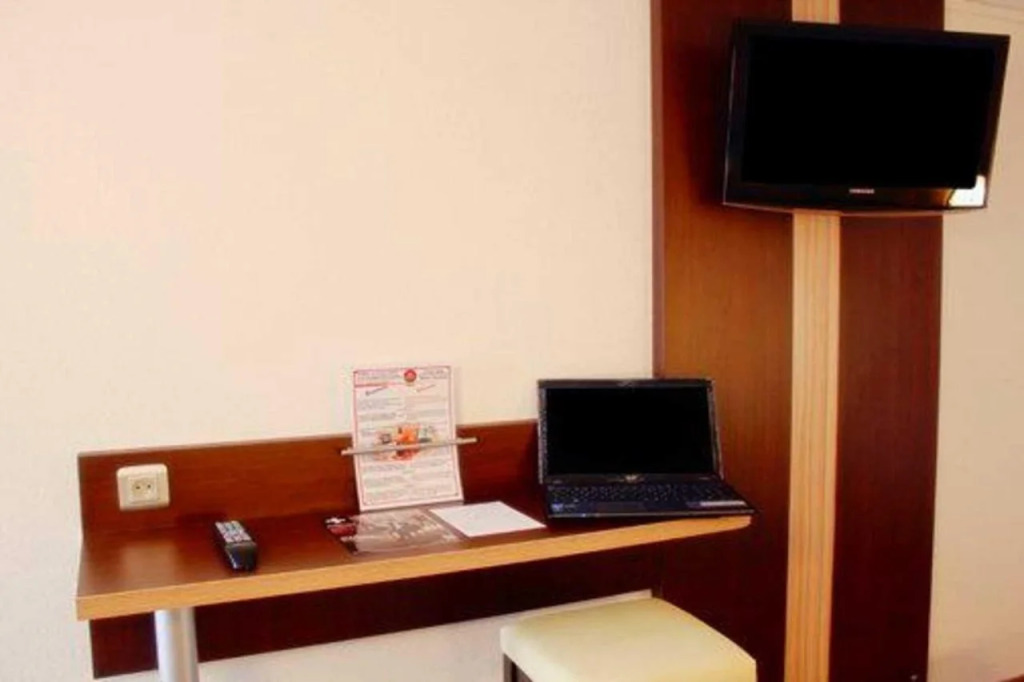 Contact Hotel Restaurant La Chaumière entre Orgeval et Flins A13 sortie 8