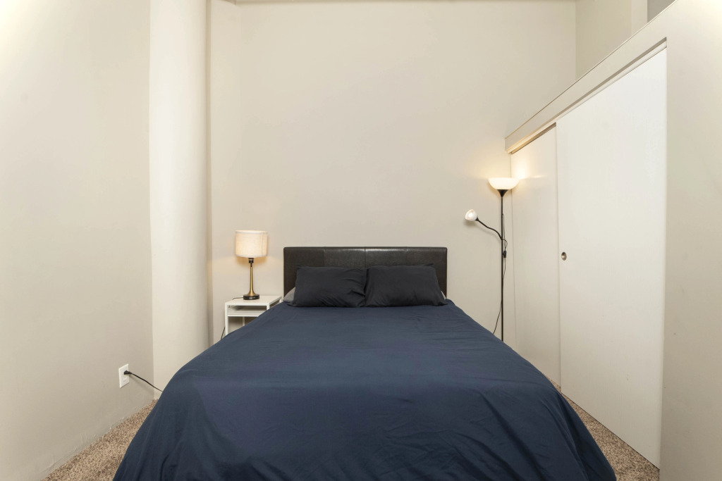 Bright and airy downtown loft! Great wifi!