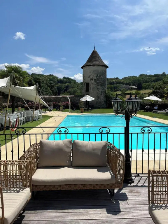 Les Dépendances du Château Chapeau Cornu