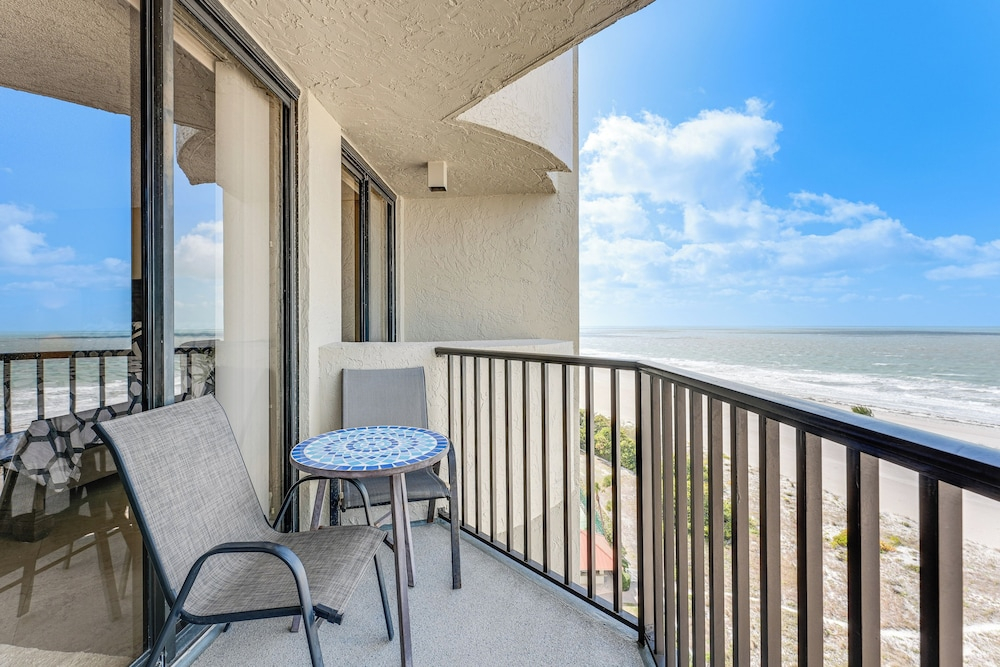 Walk to Sand Key! 11th-floor Clearwater Beach Gem