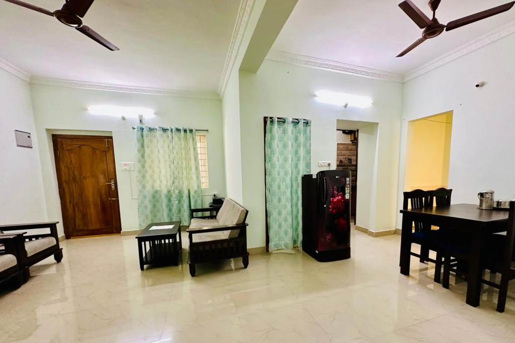 TrueLife Comfort Inn - Near PS4 veg restaurant - On way to Balaji Temple - 2BHK AC apartments - Coffee Tea Milk - Fast WiFi, Kitchen, Dining, Android TV, Parking - Easy access to Airport, Railway Station and to all Temples - Top service with lots of Love