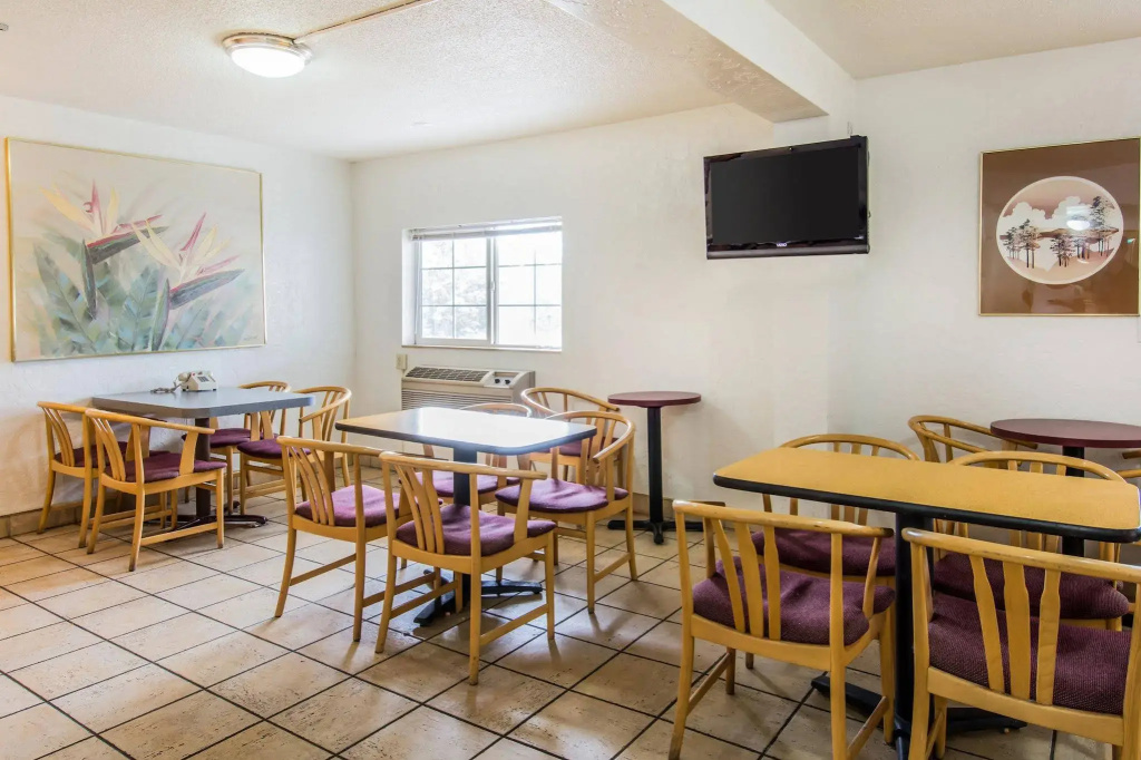 Econo Lodge & Suites Spokane
