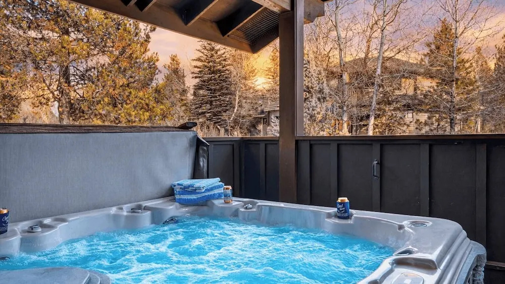 Mulligan Estate by Avantstay Sunriver Retreat + Hot Tub + Game Room + Bikes + Near Trails & Golf