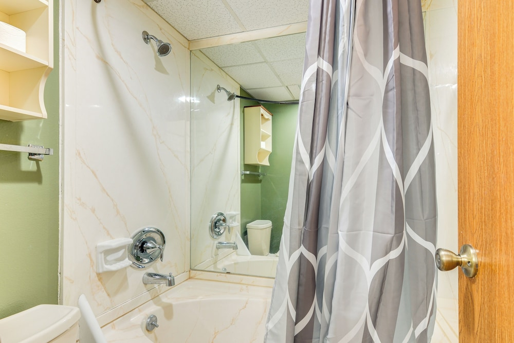 1/2 Mi to Brian Head Resort! Mtn-view Condo