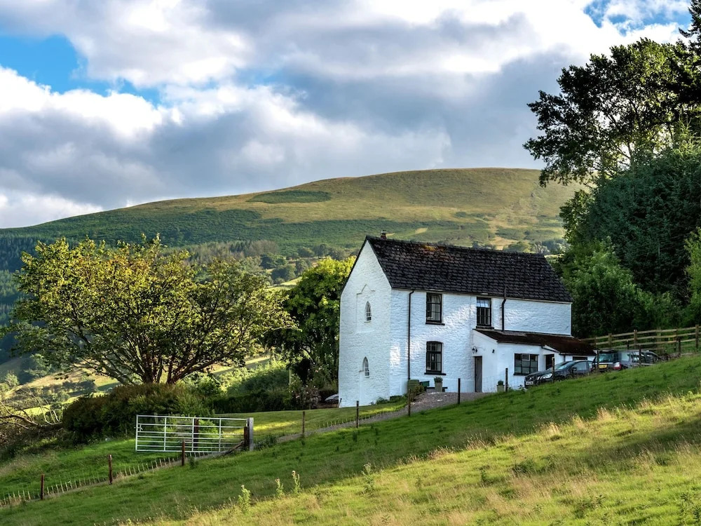 Cottage With Magnificent Views on the Side of the Mountain