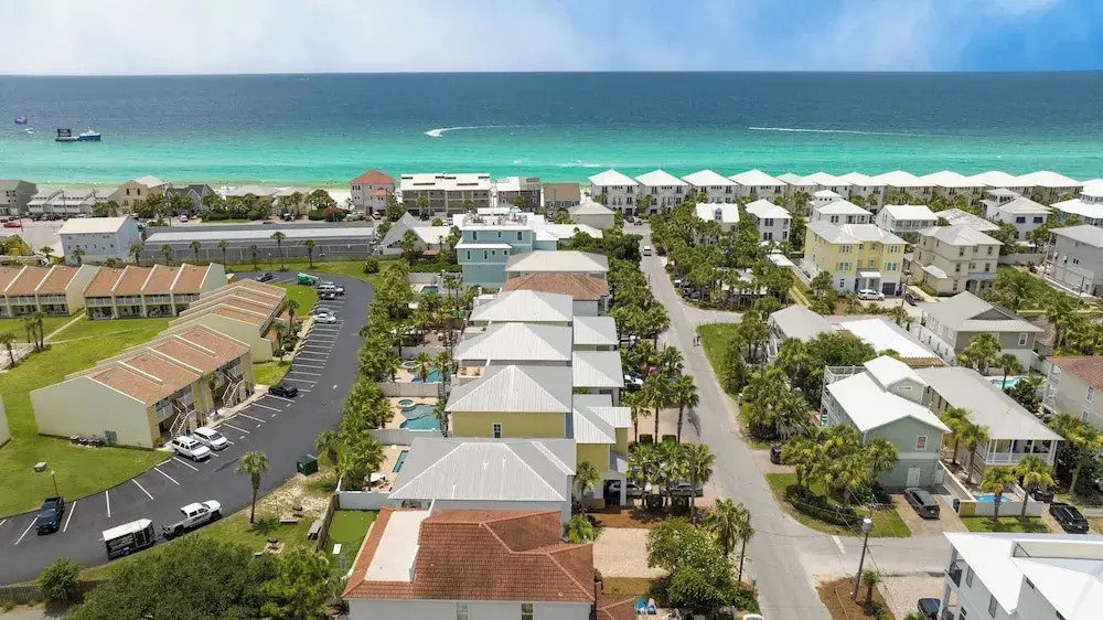 Sleeps 20, Private Pool, Putting Green, Walk to Beach Vitamin Sea by Avantstay