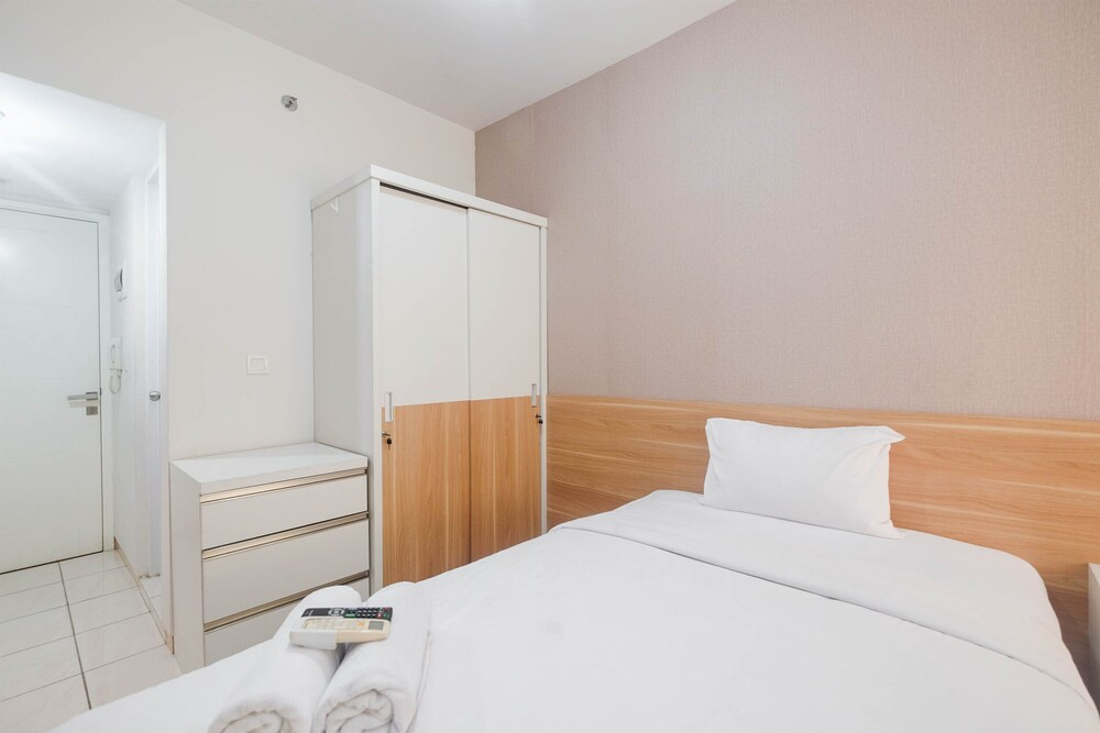 Modern Studio with Great Lake View at Springlake Summarecon Apartment
