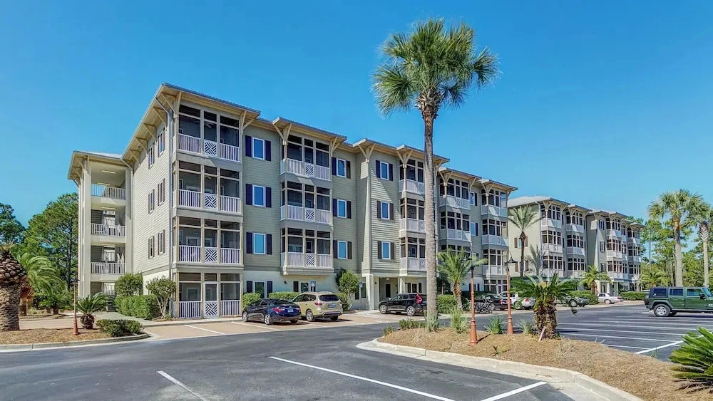 3BR Condo Near Peaceful Lake w/ Large Pool, Close to Beach