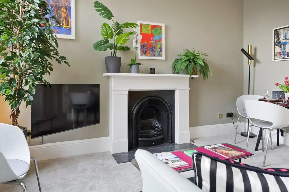 Charming Apartment Close to Kings Road Chelsea by Underthedoormat