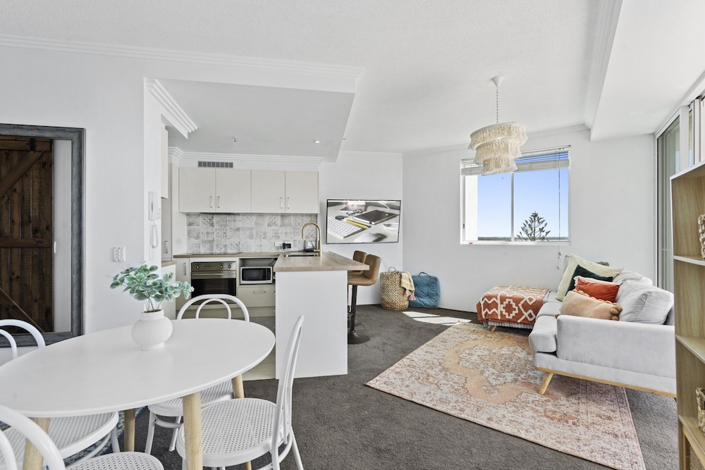 Bright 2 Bed Apartment With Ocean Views