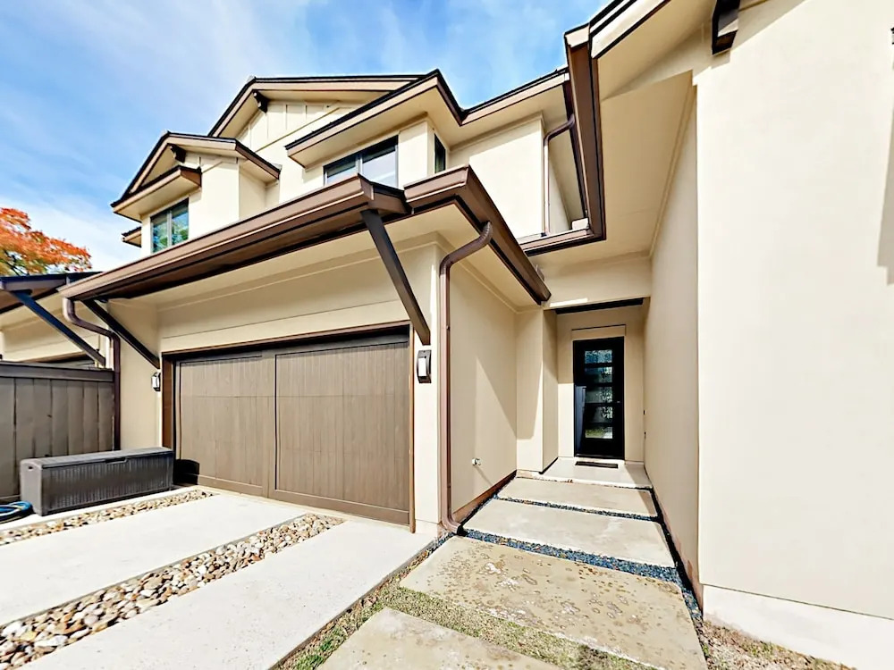 Skyline View Austin House by RedAwning
