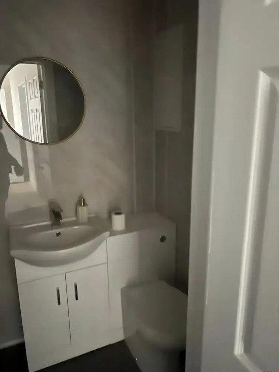 Pet Friendly - Parking - 3 Bedrooms - 6 Guests